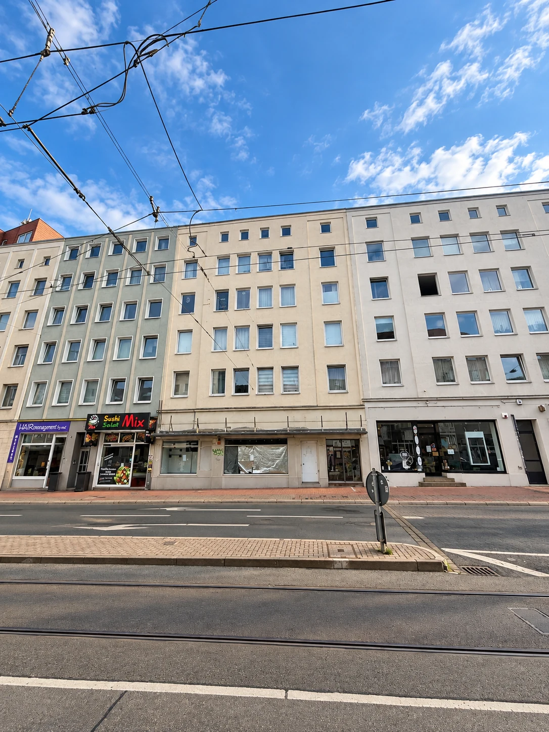 Vorderansicht der Wohn- und Gewerbeimmobilie in Hannover-Linden-Mitte