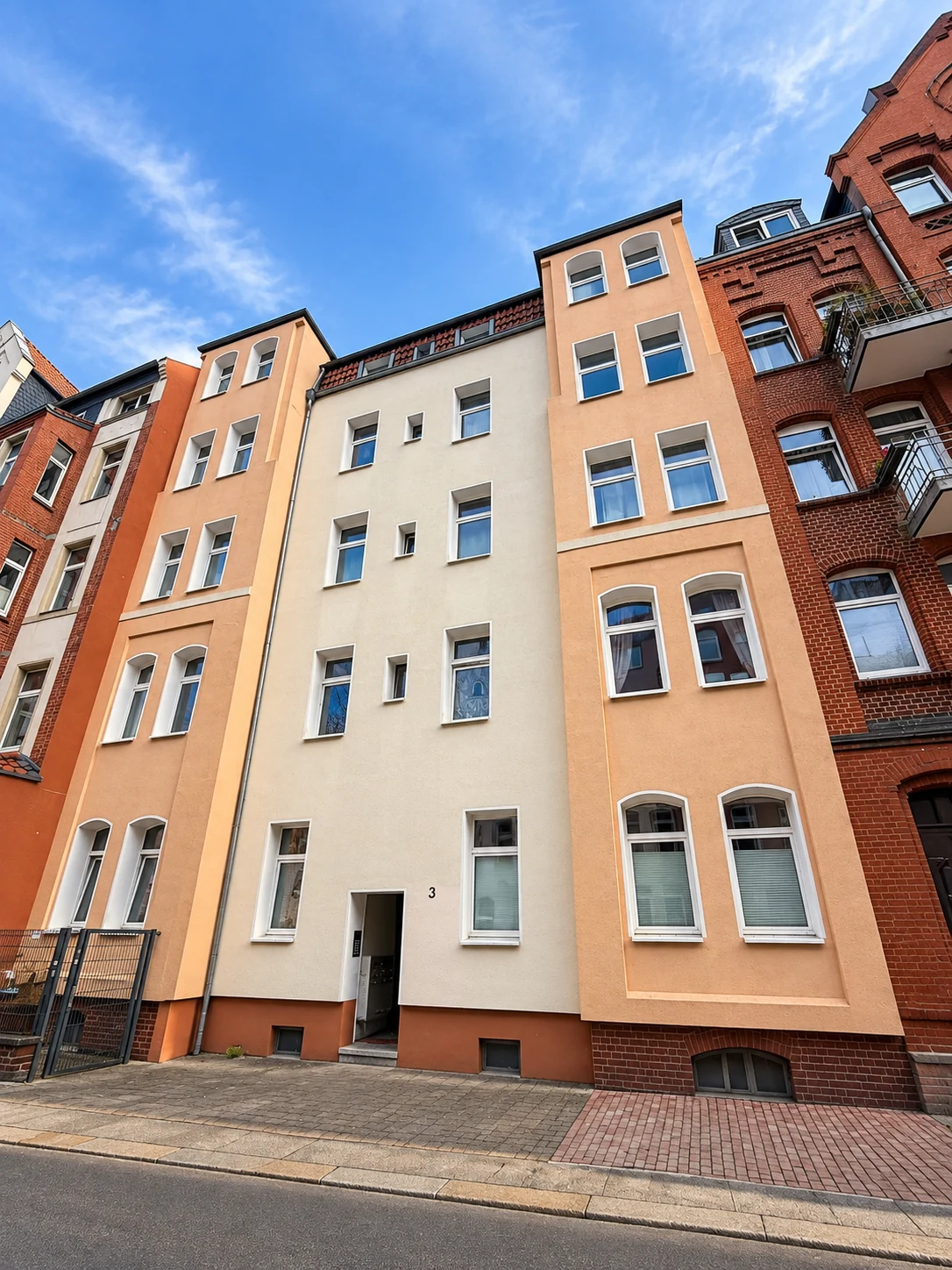 Sanierte Altbaufassade eines Mehrfamilienhauses in Hannover-Linden