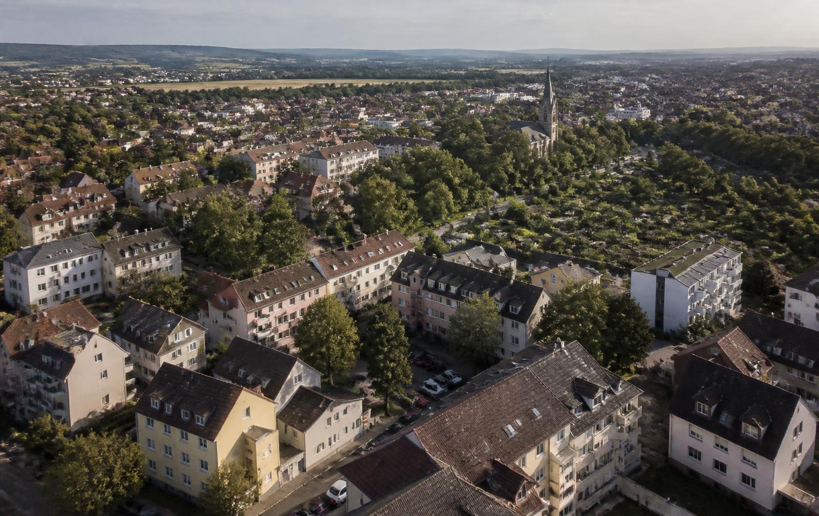 Luftbild einer typisch deutschen Wohnregion mit Mehrfamilienhäusern, Grünflächen und Umland